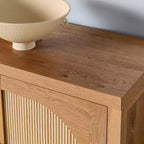 Bahut moderne de 70 po cannelé avec portes arquées