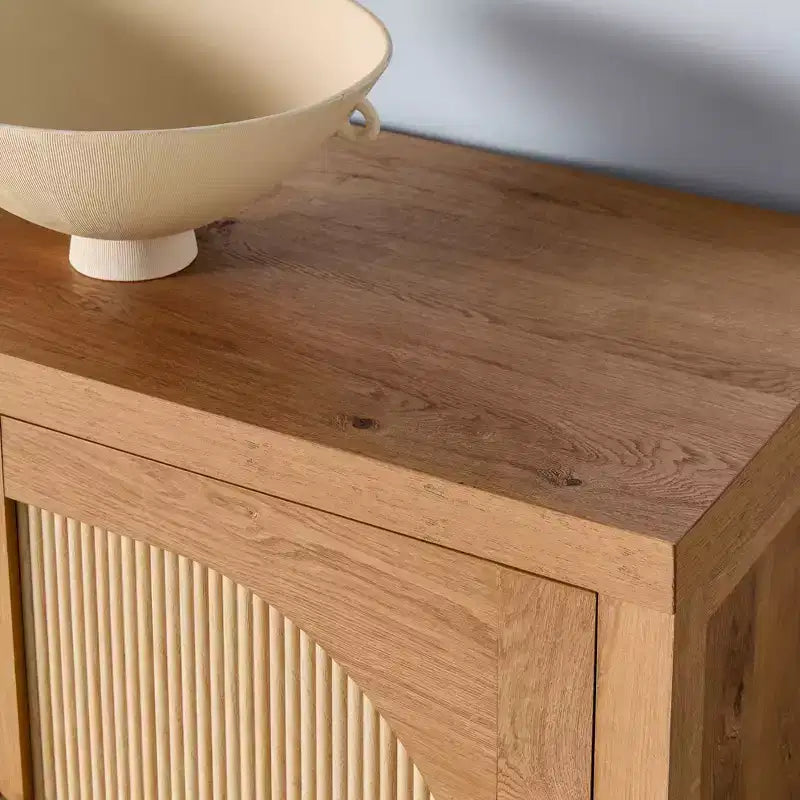 Bahut moderne de 70 po cannelé avec portes arquées