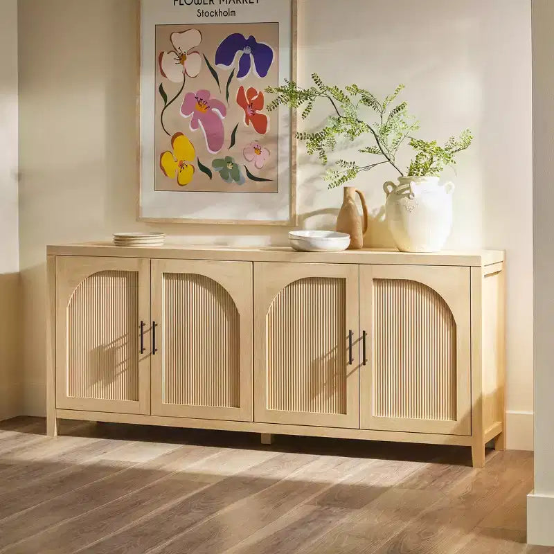 Bahut moderne de 70 po cannelé avec portes arquées
