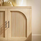 Bahut moderne de 70 po cannelé avec portes arquées