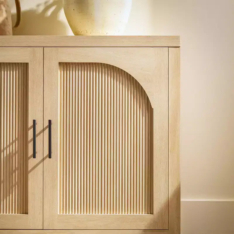 Bahut moderne de 70 po cannelé avec portes arquées